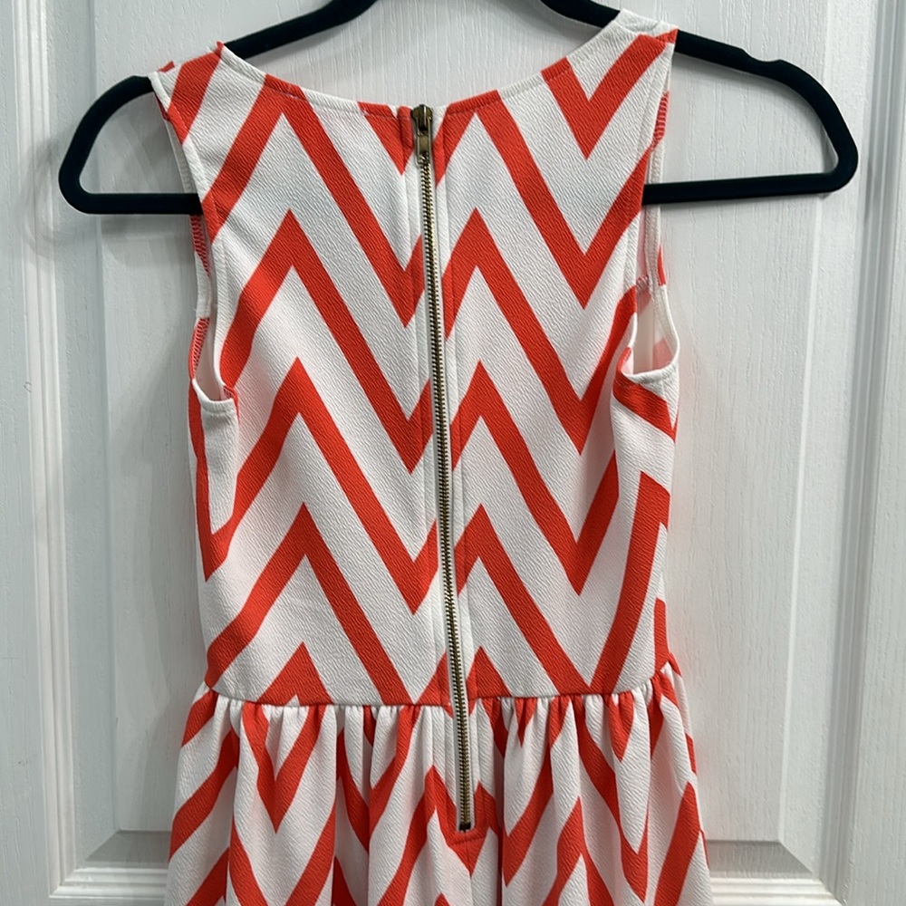 Small Chevron Pattern Dress - Picture 4 of 4